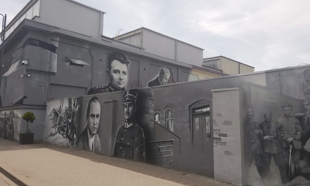 Siemianowice Śl. Mural upamiętnił powstańców śląskich. Bohaterowie na murze i budynku zakładu Rosomak