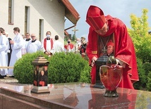 Biskup płocki postawił na symbolicznym grobie męczenników płonący znicz.