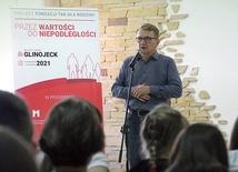 Dzięki projektowi Fundacji z Glinojecka, dofinansowanemu z Programu Wieloletniego Niepodległa na lata 2017–2022, młodzież miała okazję uczestniczyć w lekcji o pięknie i wartości polskiej poezji i języka.