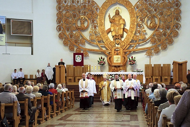 Uroczystości przewodniczył biskup senior diecezji płockiej,  który odwiedził tę parafię ponad 40 razy.