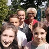 Laureaci: Kamila Chmiel, Antosia Kraszewska, Luiza Jankowska i Maksym Osak ze swoim katechetą ks. Wojciechem Kamińskim i dyrektor Aliną Prajzler.