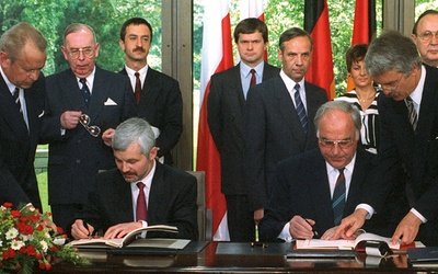 Traktat o dobrym sąsiedztwie podpisali premier RP Jan Krzysztof Bielecki i kanclerz Niemiec Helmut Kohl.