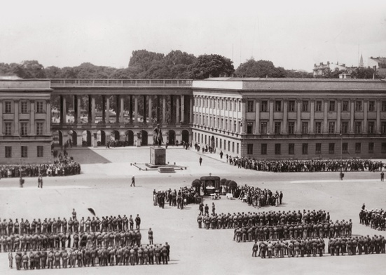 Wręczenie sztandaru okręgowi warszawskiemu Związku Strzeleckiego przed Pałacem Saskim, 7.08.1932.