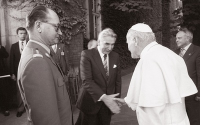 Spotkanie Jana Pawła II z władzami podczas II pielgrzymki do ojczyzny w 1983 roku.