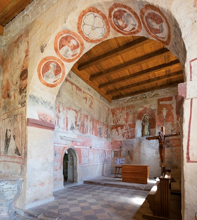 Wnętrze kościoła Wszystkich Świętych, najstarszej świątyni Szydłowa. Na ścianach średniowieczne polichromie.