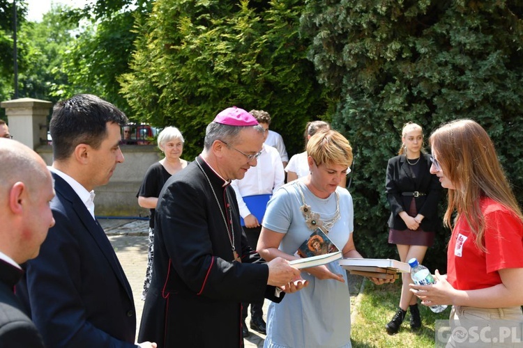 Poświęcenie zielonego "Zakątka u św. Mikołaja" w Głogowie