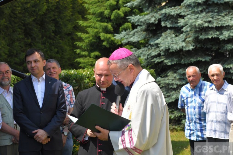 Poświęcenie zielonego "Zakątka u św. Mikołaja" w Głogowie