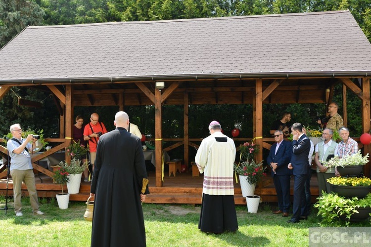 Poświęcenie zielonego "Zakątka u św. Mikołaja" w Głogowie