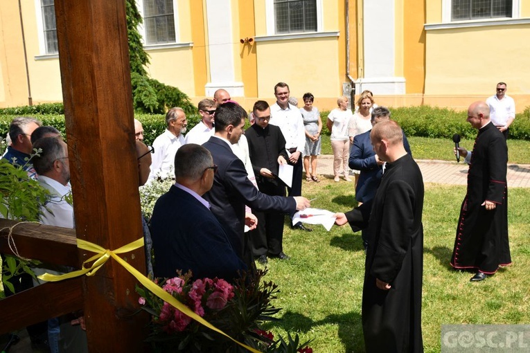 Poświęcenie zielonego "Zakątka u św. Mikołaja" w Głogowie