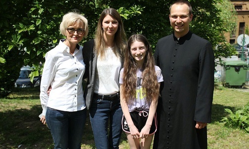Kamila Chmiel z dyrektor Aliną Prajzler, pedagog Katarzyną Kawalerowicz i katechetą ks. Wojciechem Kamińskim.
