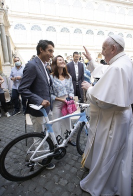 Papież Franciszek otrzymał od Egana Bernala rower