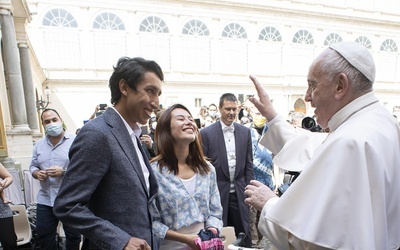 Papież Franciszek otrzymał od Egana Bernala rower