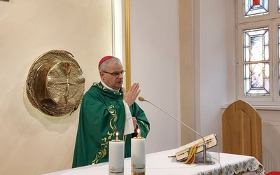 Biskup świdnicki w czasie błogosławieństwa.