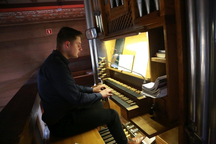 Organy i ołtarz w Pogwizdowie