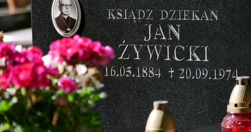 Ks. Jan Żywicki po przybyciu do Gdańska odpowiadał za odbudowę kilku kościołów zniszczonych podczas II wojny światowej.