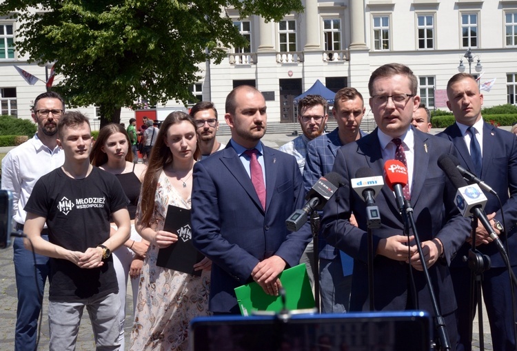 Konferencja prasowa z udziałem posła Roberta Winnickiego.