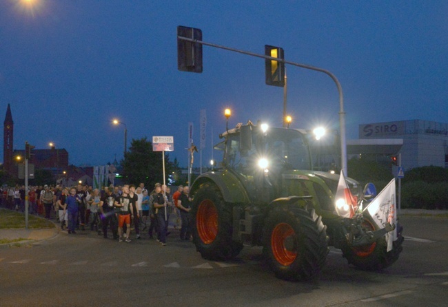 Nocna pielgrzymka mężczyzn do Błotnicy