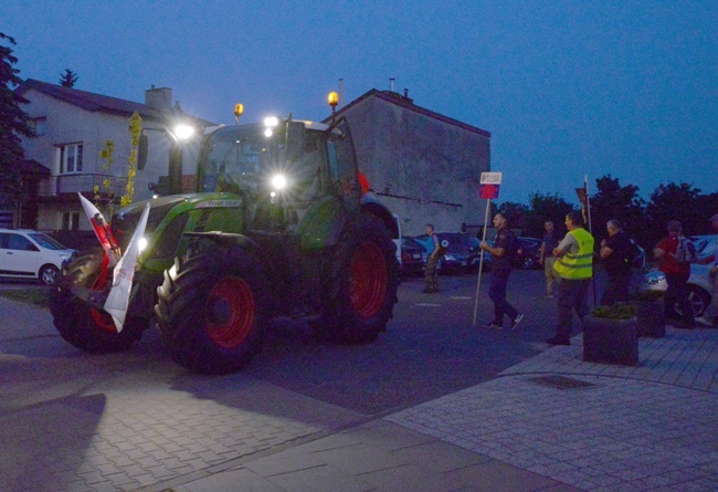 Nocna pielgrzymka mężczyzn do Błotnicy