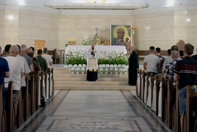 Nocna pielgrzymka mężczyzn do Błotnicy