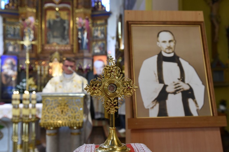 Relikwiom towarzyszył portret błogosławionego.