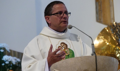 Ks. Marek Sędek - moderator generalny Ruchu Światło-Życie - w Kętach-Osiedlu.