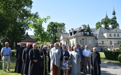 W sadzeniu drzewa uczestniczyli biskupi, kapłani, siostry zakonne i świeccy. 