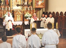 – W tej Eucharystii dziękuję Panu Bogu za dar sakramentu kapłaństwa, za lata posługiwania kapłańskiego, za wierność powołaniu i trwanie – mówił ks. Walenty Szymański podczas jubileuszowej Mszy św.