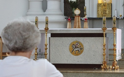 Uczestnicy nabożeństwa podkreślają, że trwanie przed Najświętszym Sakramentem w ciszy to wyjątkowe przeżycie. 