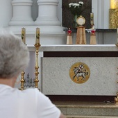 Uczestnicy nabożeństwa podkreślają, że trwanie przed Najświętszym Sakramentem w ciszy to wyjątkowe przeżycie. 