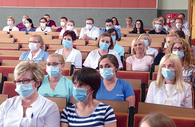 Jak mówił prezes zarządu placówki, wyróżnieni niejednokrotnie w zdziesiątkowanym składzie, a czasami pojedynczo, trwali przy pacjentach.