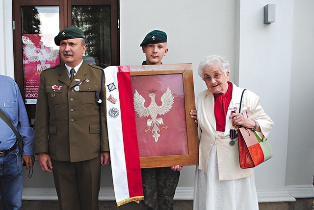 	Maria Rehorowska z orłem, który podarowała placówce.