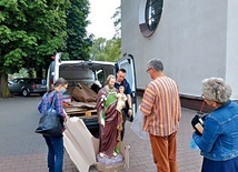 ▲	Po posąg z panią Elżbietą pojechał także ks. Rafał Nawrocki.