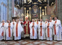 ▲	Pamiątkowe zdjęcie z metropolitą i byłymi wychowawcami seminaryjnymi.