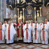 ▲	Pamiątkowe zdjęcie z metropolitą i byłymi wychowawcami seminaryjnymi.