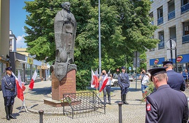 ▲	Warta honorowa  pod pomnikiem  na rynku raciborskim.