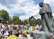 ▼	Podczas IX Pielgrzymki  do Ludźmierza zawierzyły siebie  i swoje rodziny  św. Janowi Pawłowi II.