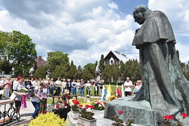 ▼	Podczas IX Pielgrzymki  do Ludźmierza zawierzyły siebie  i swoje rodziny  św. Janowi Pawłowi II.