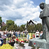 ▼	Podczas IX Pielgrzymki  do Ludźmierza zawierzyły siebie  i swoje rodziny  św. Janowi Pawłowi II.