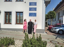 ▲	Od lewej: dyrektor Agnieszka Dąbrowska-Pfister, ks. Maciej Wesołowski oraz Fabiana Lewczuk.