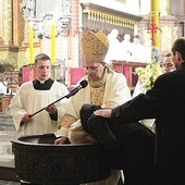 ▲	Moment „zanurzenia”, a tym samym włączenia w grono chrześcijan, poprzedzony jest prawie dwuletnim okresem przygotowań. 