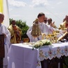 Biskup senior i ks. Julian Rafałko w koncelebrze z bp. Adamem Bałabuchem.