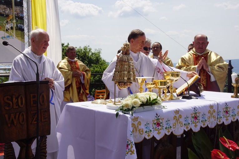 Biskup senior i ks. Julian Rafałko w koncelebrze z bp. Adamem Bałabuchem.