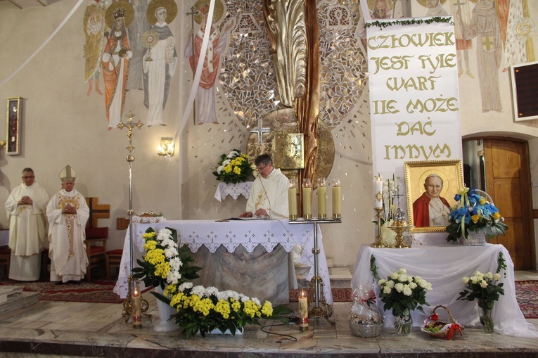 Góra Motyczna. Uroczyste wprowadzenie relikwii św. Jana Pawła II