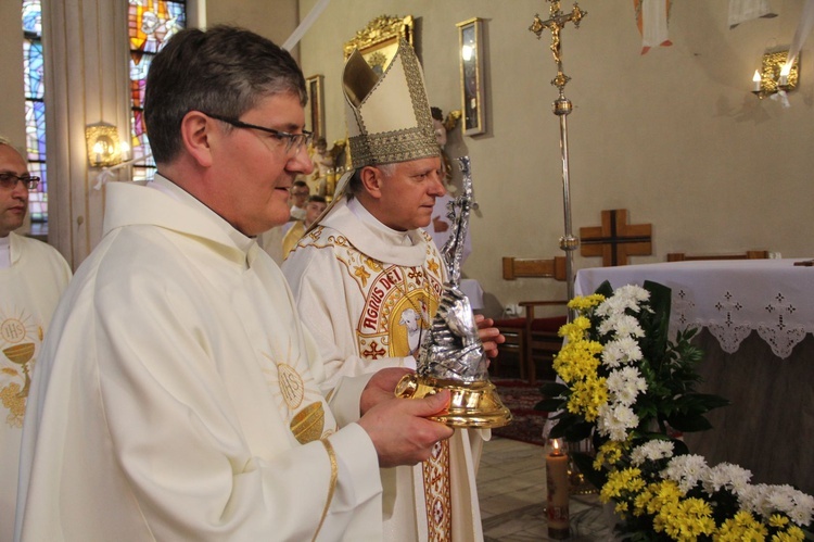 Góra Motyczna. Uroczyste wprowadzenie relikwii św. Jana Pawła II