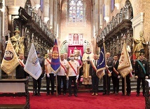 W Eucharystii wzięły udział poczty sztandarowe różnych klubów.