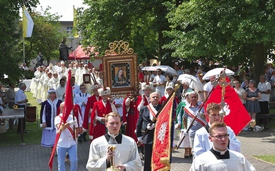W Mszy św. uczestniczyli m.in. wojewoda lubuski Władysław Dajczak, przedstawiciele Akcji Katolickiej oraz członkowie Ruchu Trzeźwości Ziem Zachodnich Polski.