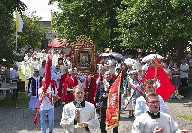 W Mszy św. uczestniczyli m.in. wojewoda lubuski Władysław Dajczak, przedstawiciele Akcji Katolickiej oraz członkowie Ruchu Trzeźwości Ziem Zachodnich Polski.