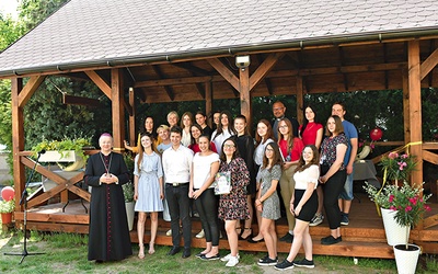 Projekt został częściowo sfinansowany z pieniędzy zdobytych w konkursie grantowym Caritas Laudato si’. Swoją cegiełkę dołożyła również parafia. Na zdjęciu młodzież z bp. Tadeuszem Lityńskim, który 16 czerwca poświęcił Zakątek św. Mikołaja.