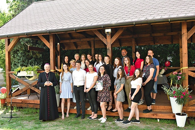 Projekt został częściowo sfinansowany z pieniędzy zdobytych w konkursie grantowym Caritas Laudato si’. Swoją cegiełkę dołożyła również parafia. Na zdjęciu młodzież z bp. Tadeuszem Lityńskim, który 16 czerwca poświęcił Zakątek św. Mikołaja.