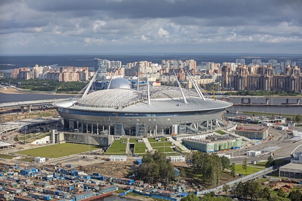 Wybudowany za jedną z najwyższych w historii sportu kwotę 720 milionów dolarów stadion Sankt Petersburg będzie łącznie gospodarzem siedmiu meczów mistrzostw Europy. Polscy piłkarze zagrali już na nim ze Słowacją (1:2), a w środę spotkają się na nim ze Szwecją.